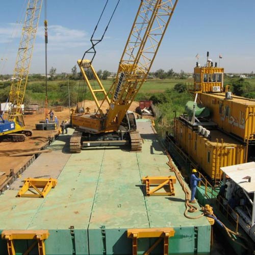 loading cargo into bargage in sudan